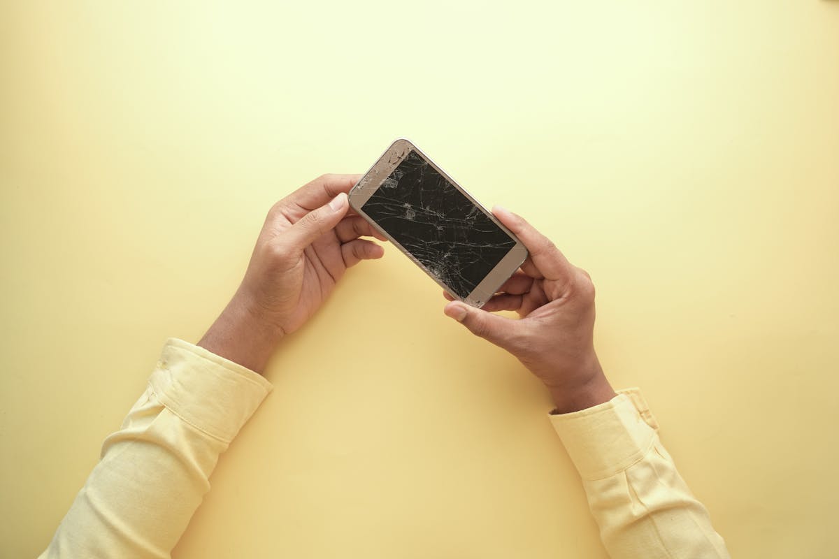 Primer plano de un teléfono Android cargando sobre una superficie clara