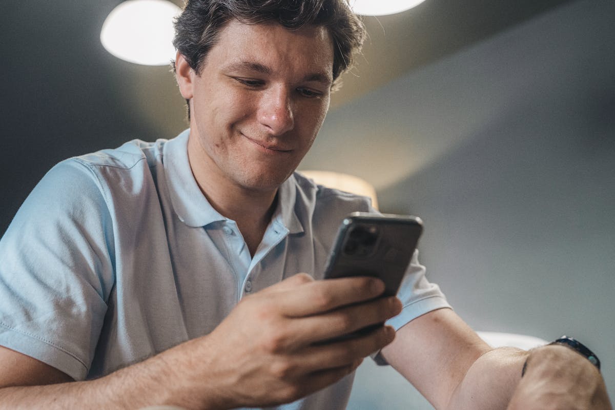 Mano sosteniendo un teléfono Android tomando una fotografía