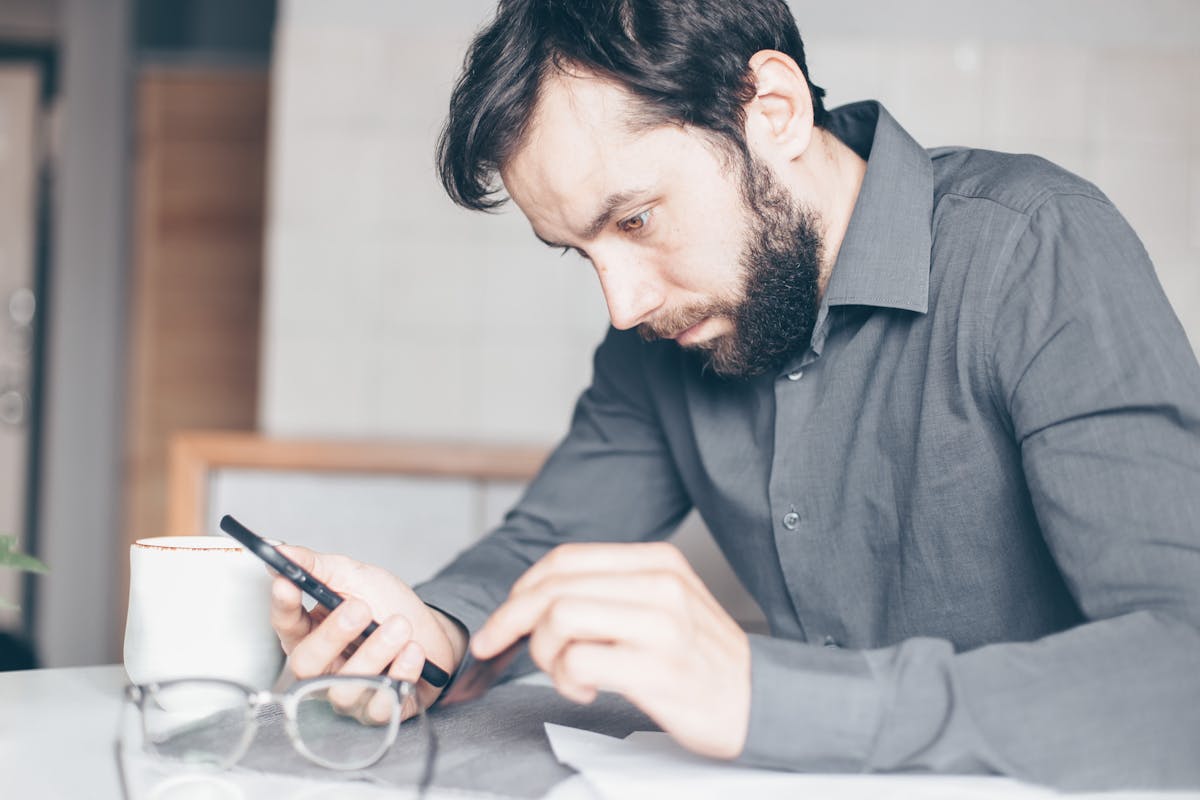 Comparación entre un teléfono viejo y un Android nuevo en una mesa
