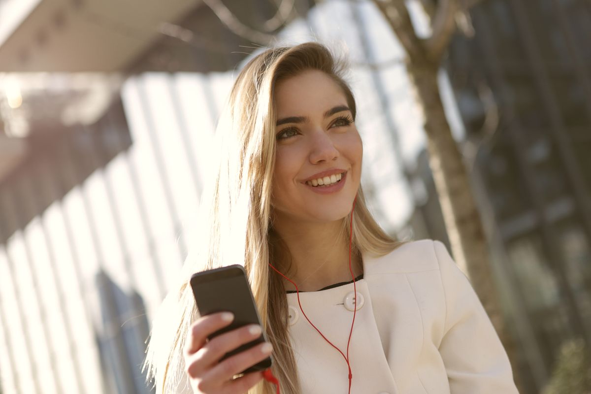 Comparando características de un teléfono Android en la mano
